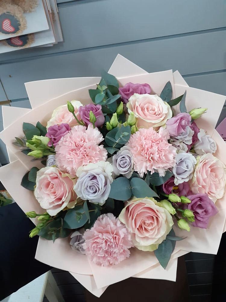 Букет цветов из: Розы, Гвоздики и Лизиантусы в Чернышевский