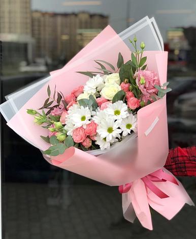 Букет цветов из: Розы, Лизиантусы и Хризантемы в Чернышевский